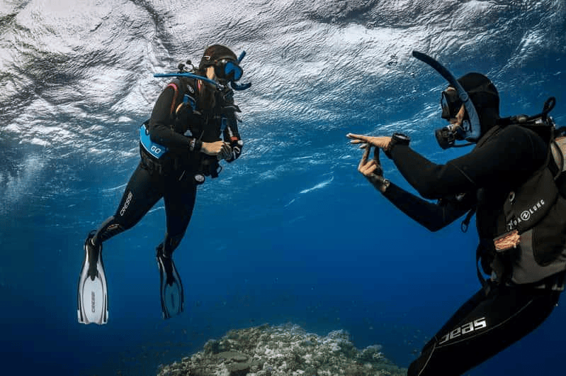 Learn to Dive in Rabac: SSI diving instructor guiding a beginner during underwater training with diving RABAC.